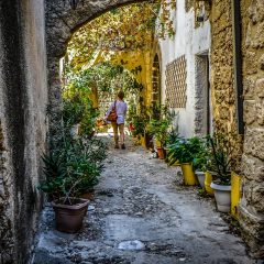Solo Sojourner’s Survival Guide: Navigating the World Alone with 8 Expert Tips